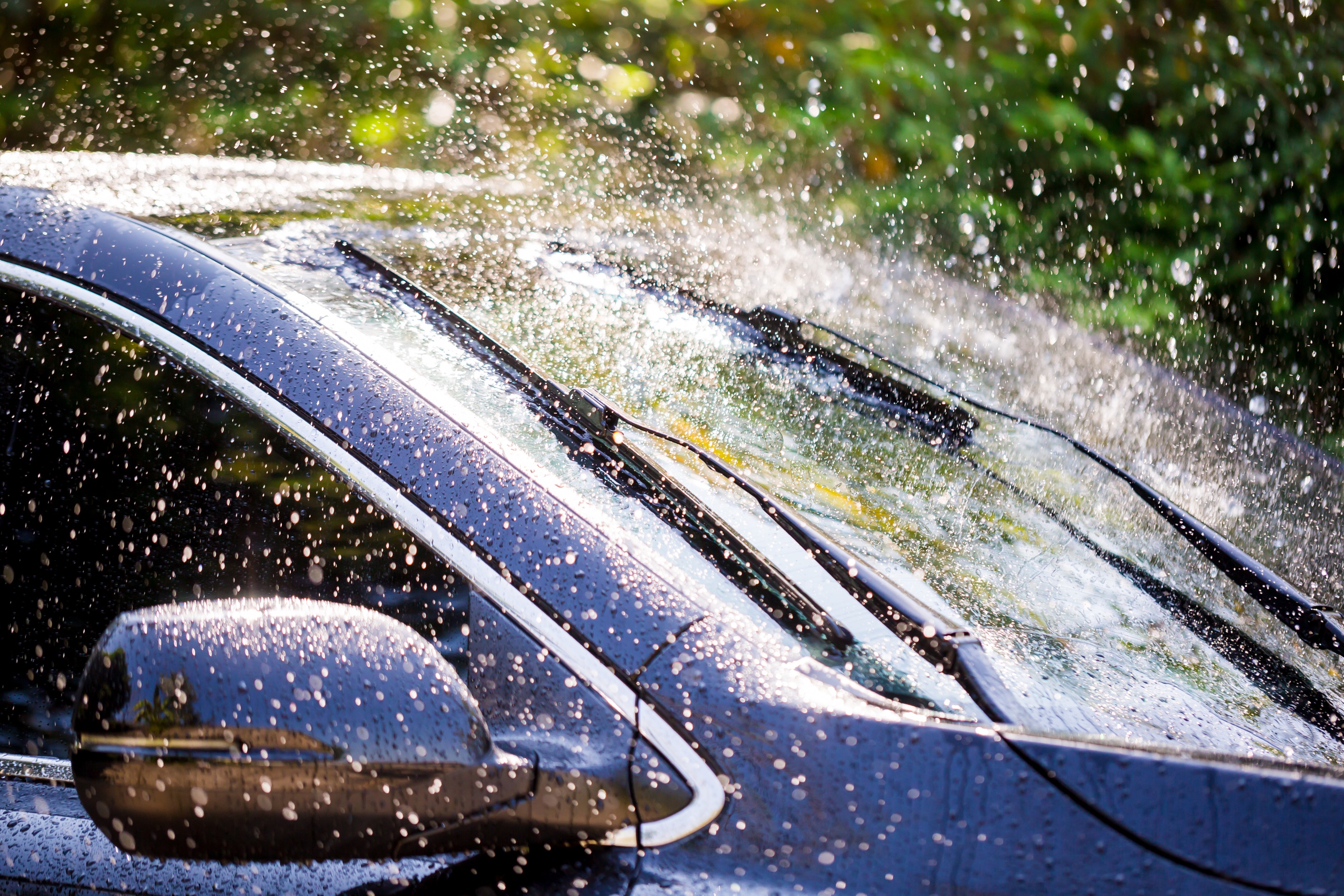 Защита автомобиля от дождя. На авто от дождя. Машина под дождем щетки. Дождь в лобовое стекло. Мойка машины в дождь.